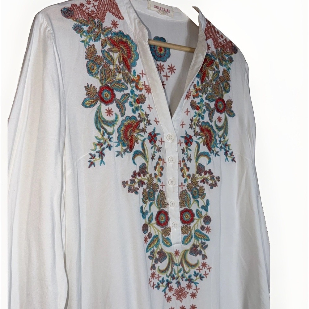 Solitaire Shirt Tunic Size L White Floral Embroidery V-Neck 1/2 Button 3/4 Slv - Picture 2 of 8